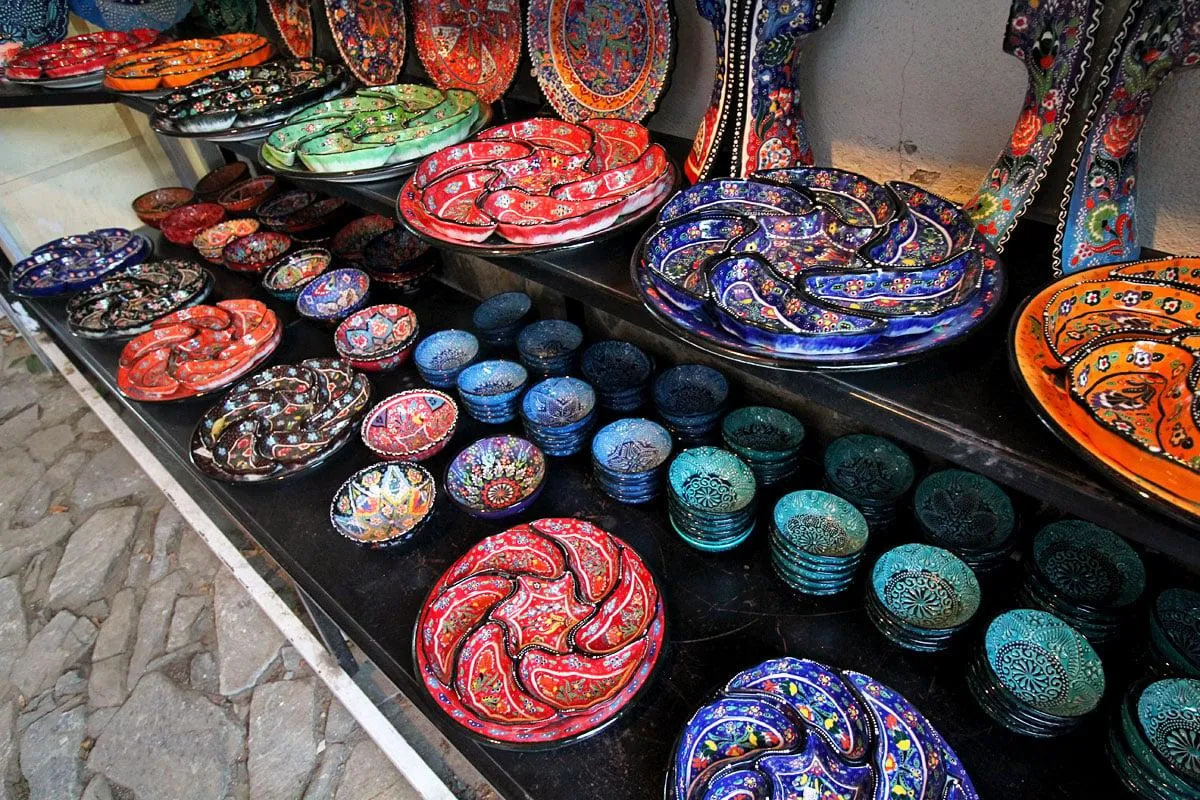 Hand-painted ceramic bowls and plates for sale in Şirince
