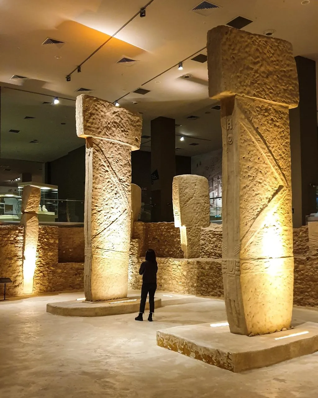 Replica pillars of Göbekli Tepe lit inside the Şanlıurfa Archaeology Museum