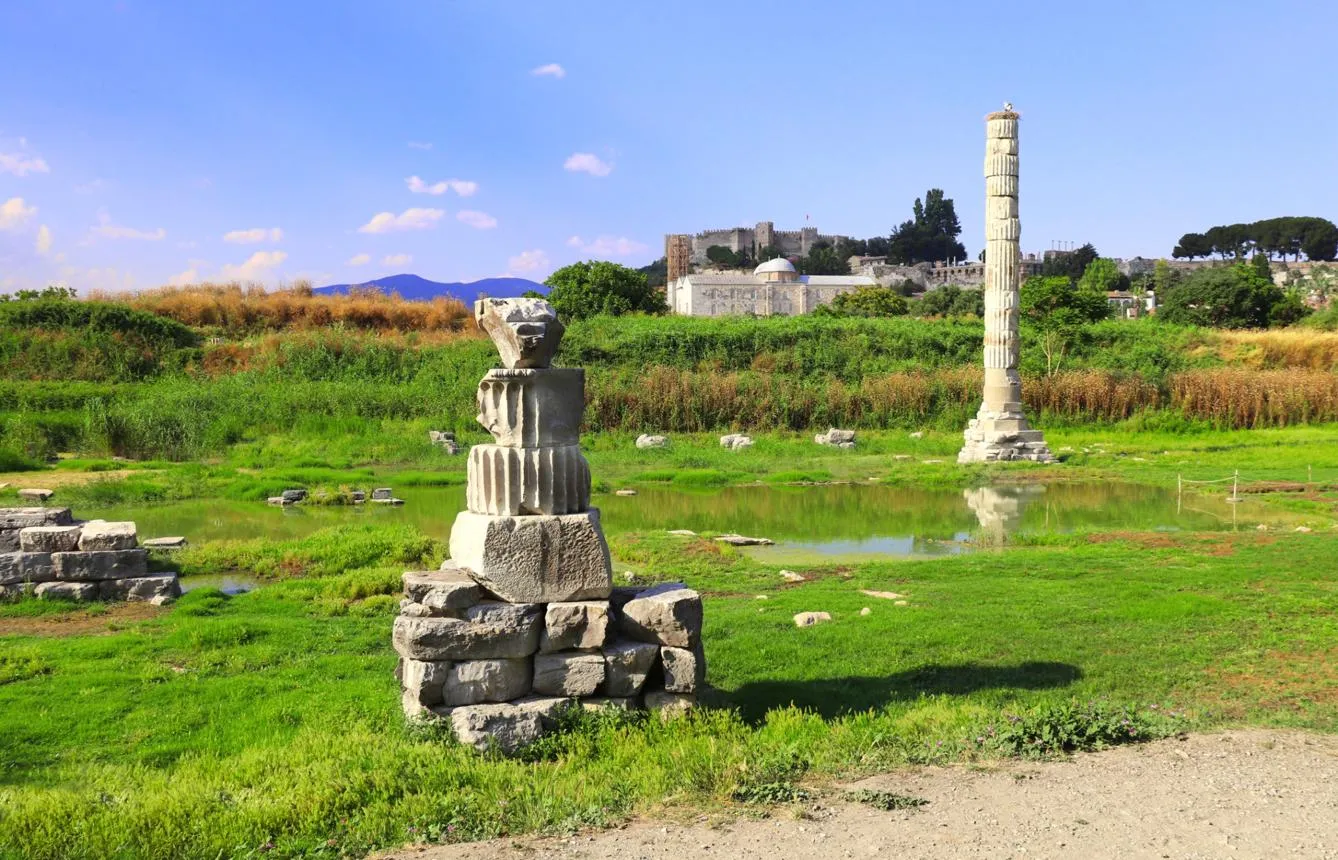 The single standing column of the Temple of Artemis with Selçuk castle behind